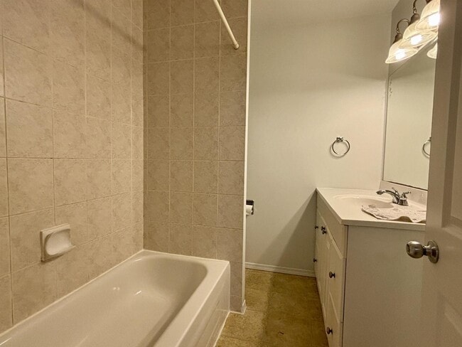 Photo du bâtiment - 13065 103A Ave