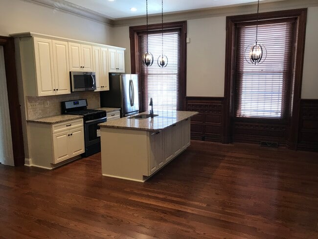 Kitchen - 930 N Lincoln Ave