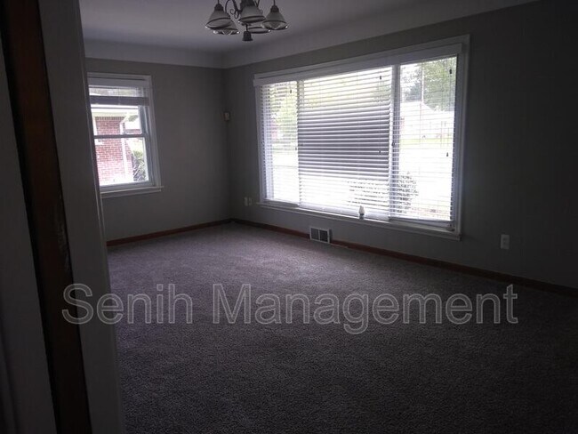 Foto del edificio - 8561 Lochdale St