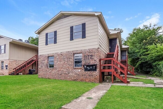 Building Photo - Cozy 2-Bedroom Apartment Near Amenities & ...