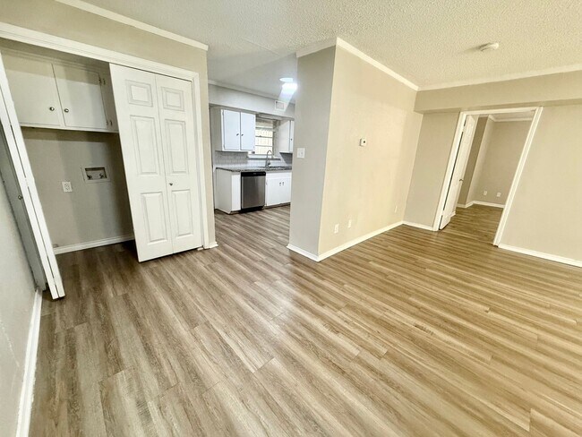 Building Photo - 1102 Lilac Dr