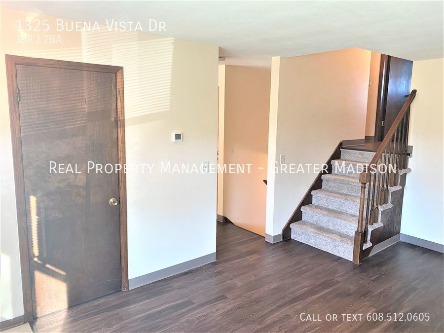 Primary Photo - Spacious 3 level duplex in great Sun Prair...