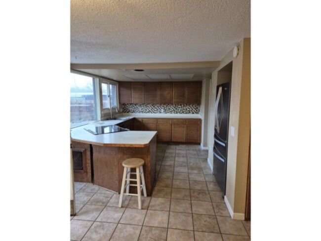 Building Photo - Townhome
