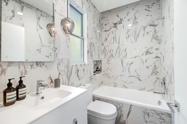 Foto del edificio - 1604 Sunset Plaza Dr