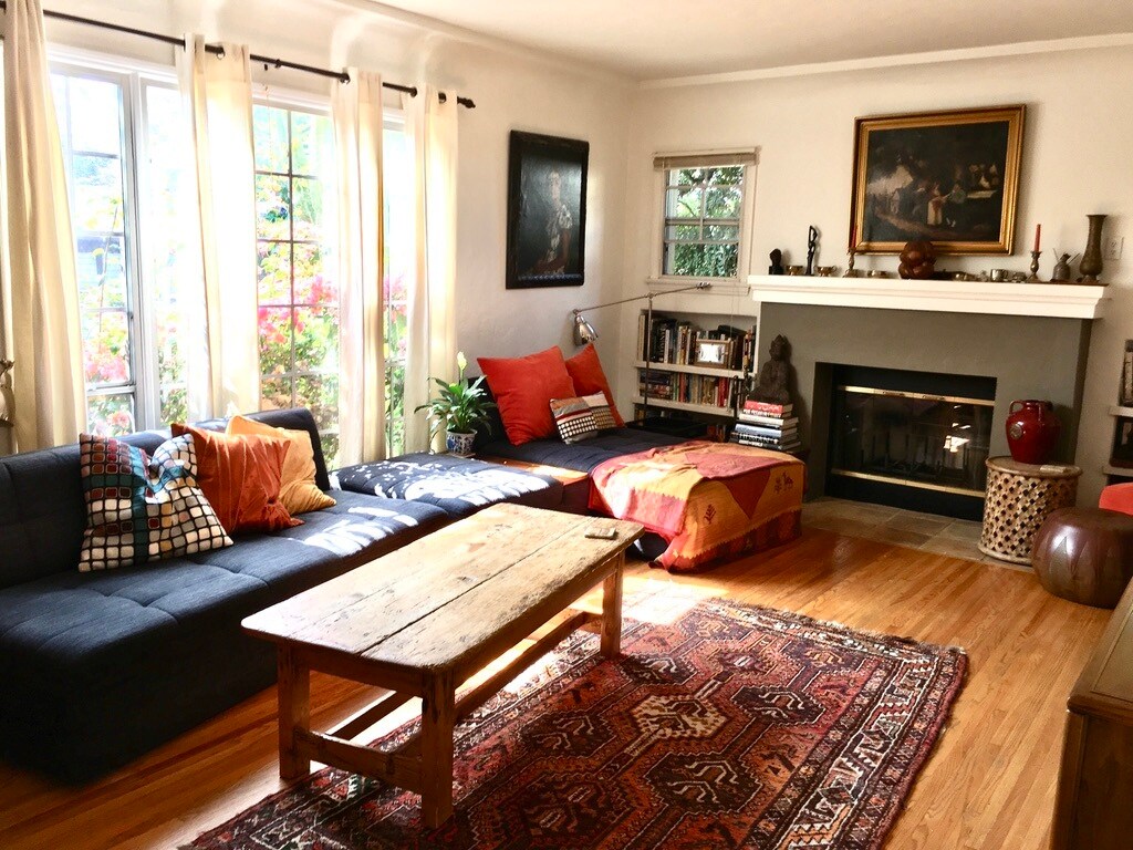 Foto principal - 8263 Willoughby Ave