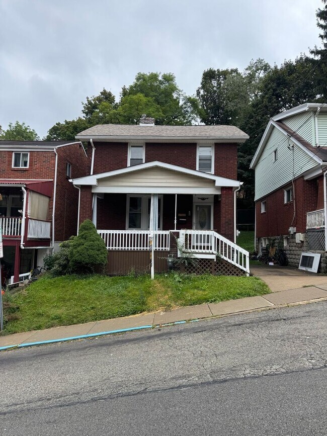 Foto del edificio - 3 Bedroom 1.5 Bath in Dormont!