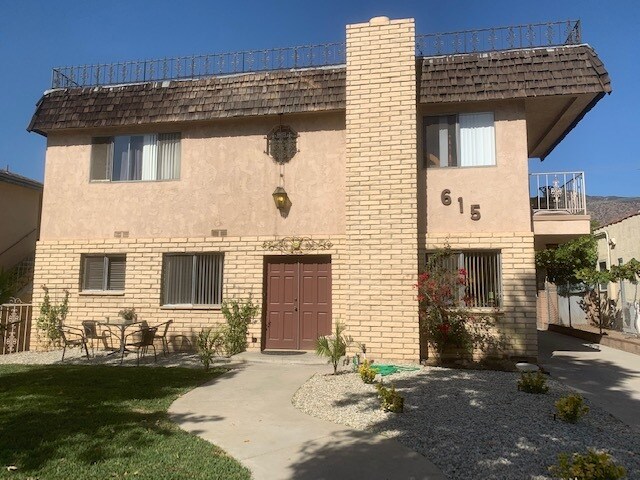 2 bed 2 baths, 1200 sqft - 615 W Dryden St