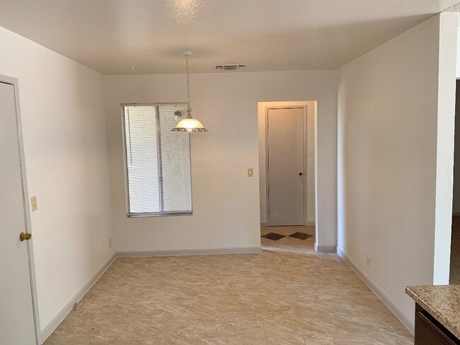 Building Photo - 3 Bedroom One Story Corner Lot Dixon *STAR...