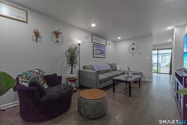 Foto del edificio - 654 Longbrook Ave