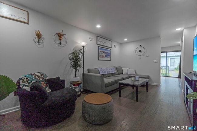 Building Photo - 654 Longbrook Ave
