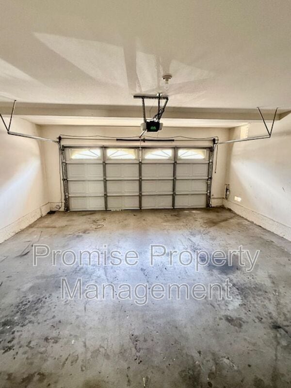Building Photo - 4660 Los Alamos Way