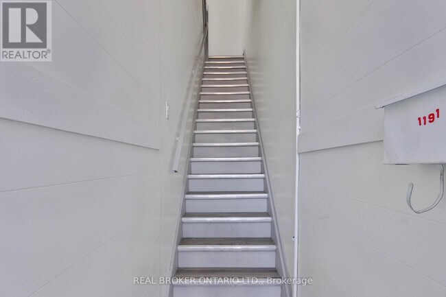 Photo du bâtiment - 1191-1191 St Clair Ave W