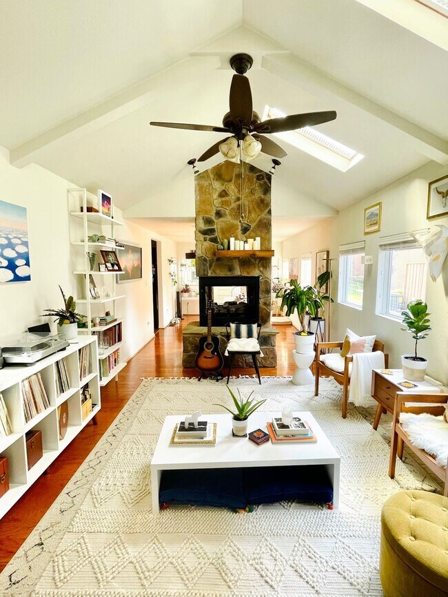 Building Photo - Stunning 4Bed 2bath House in Point Breeze!...