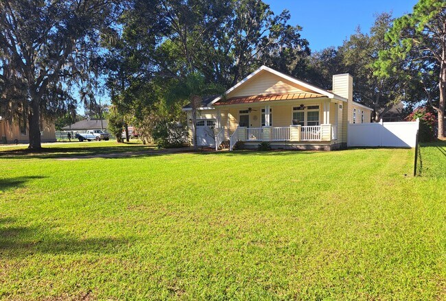 Foto del edificio - Charming 3/2 Bungalow
