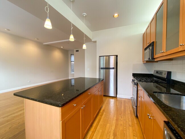 Building Photo - 802 W Buckingham Pl