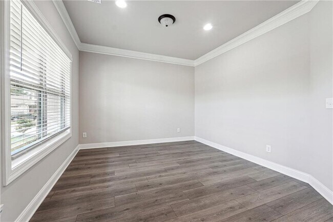 Building Photo - 1824 Alberta Ln