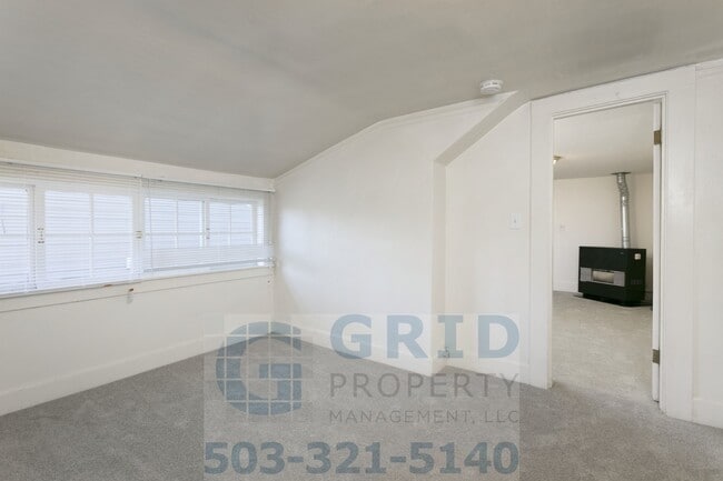 Building Photo - Two Bedroom Apartment Available in Milwaukie!