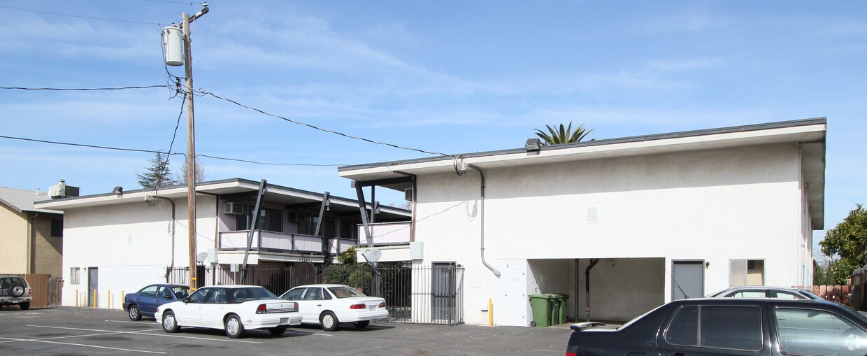 Building Photo - 504 E Elm St