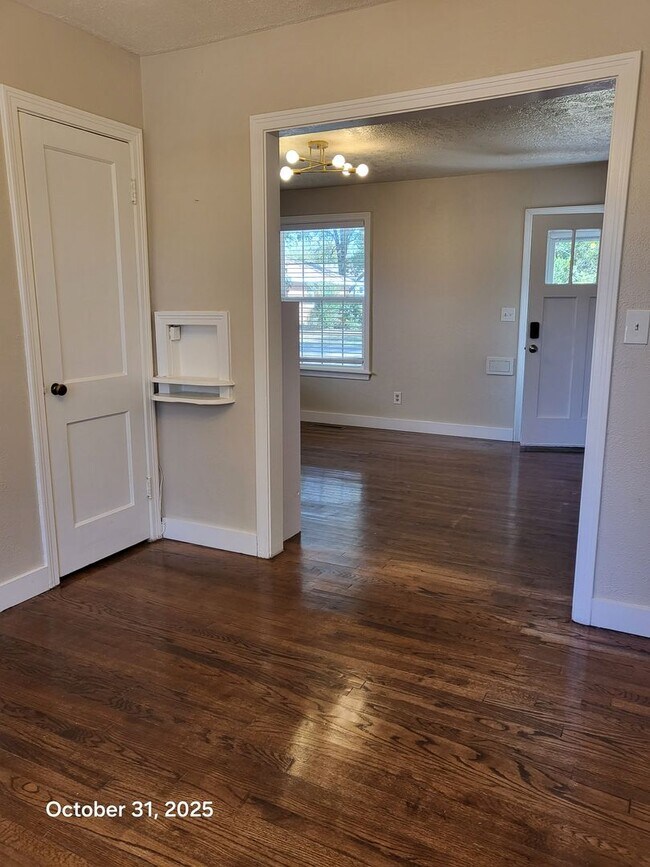 Building Photo - (2) Bed/(2) Bath w/ Must-See Updates Avail...