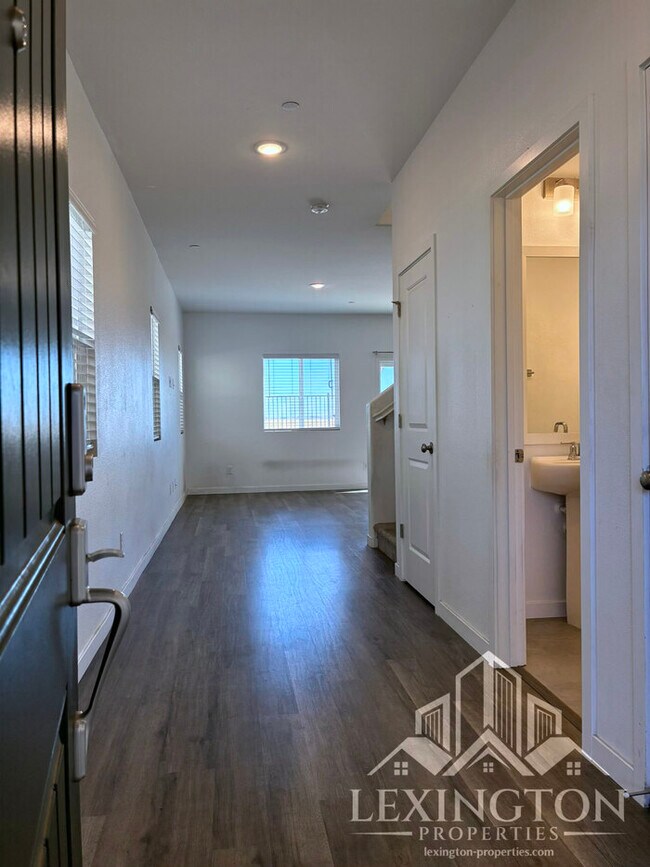 Building Photo - Beautiful Modern, 3BD/2.5BA Home in Rancho...