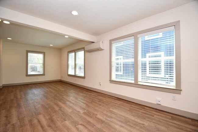 Building Photo - 1011 Enid St