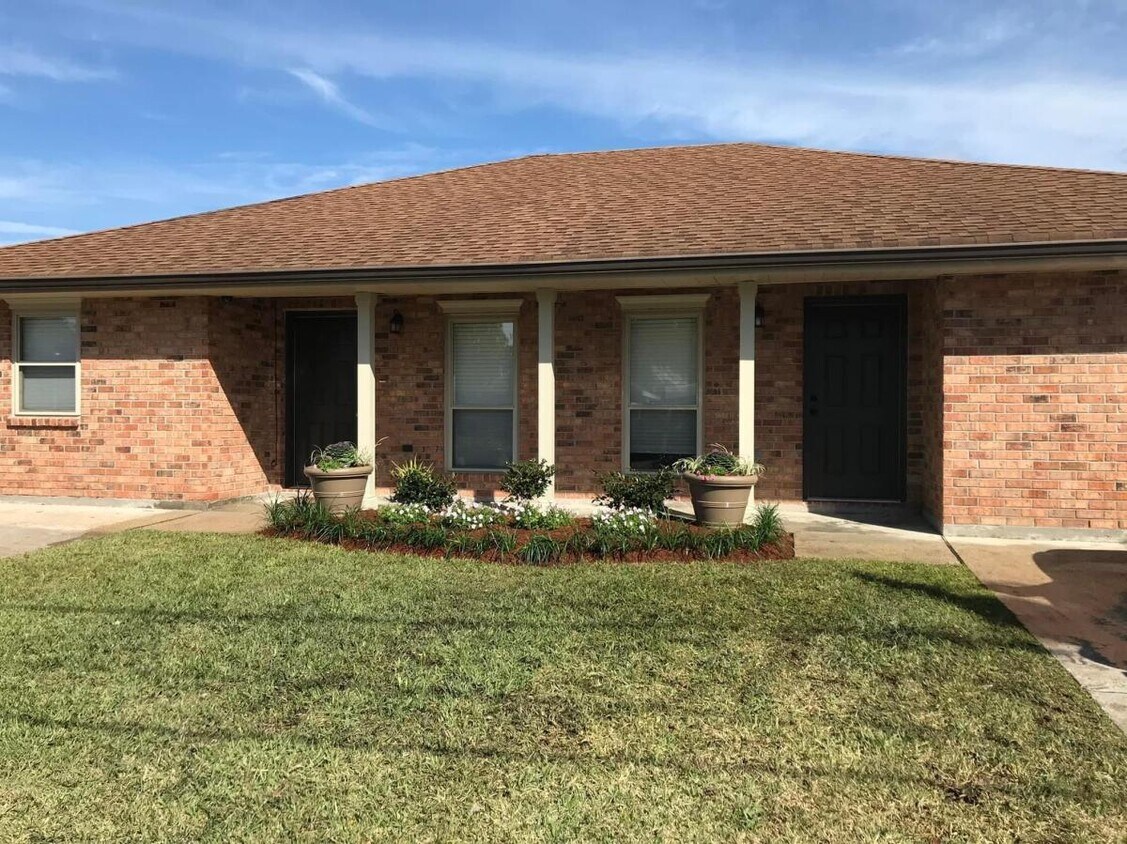 Primary Photo - 120 Park Dr