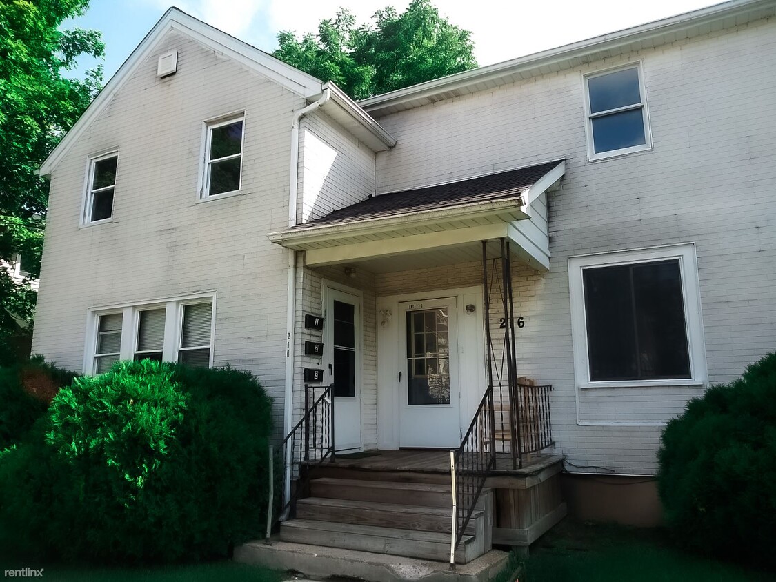 3 br, 1 bath Triplex - 216 N Saginaw St Un...