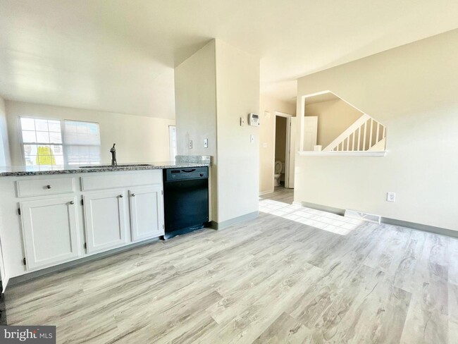 Building Photo - 229 Northdown Dr