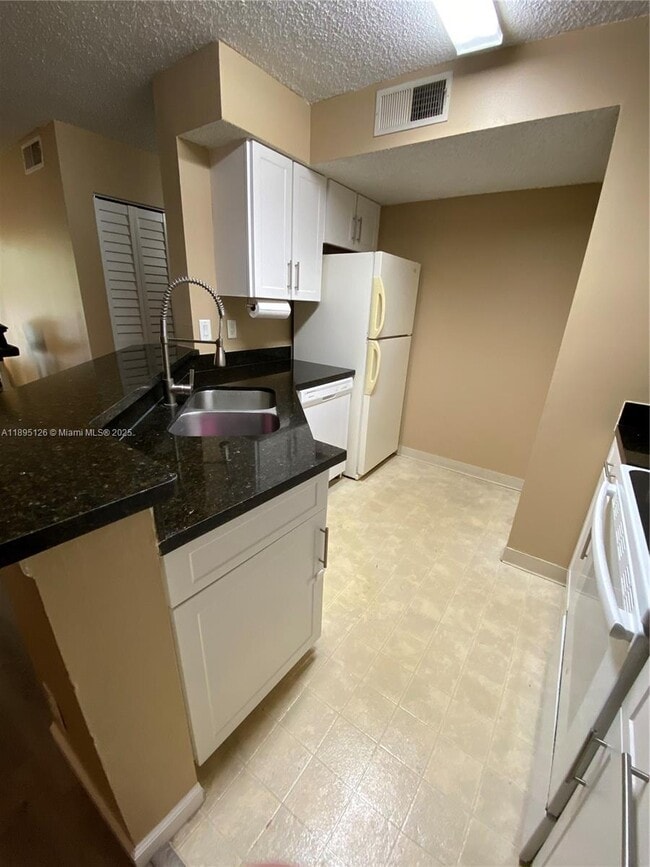 Foto del edificio - 9999 Summerbreeze Dr