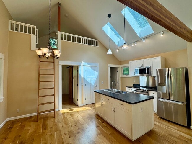 Building Photo - Luxury finishes throughout this craftsman ...