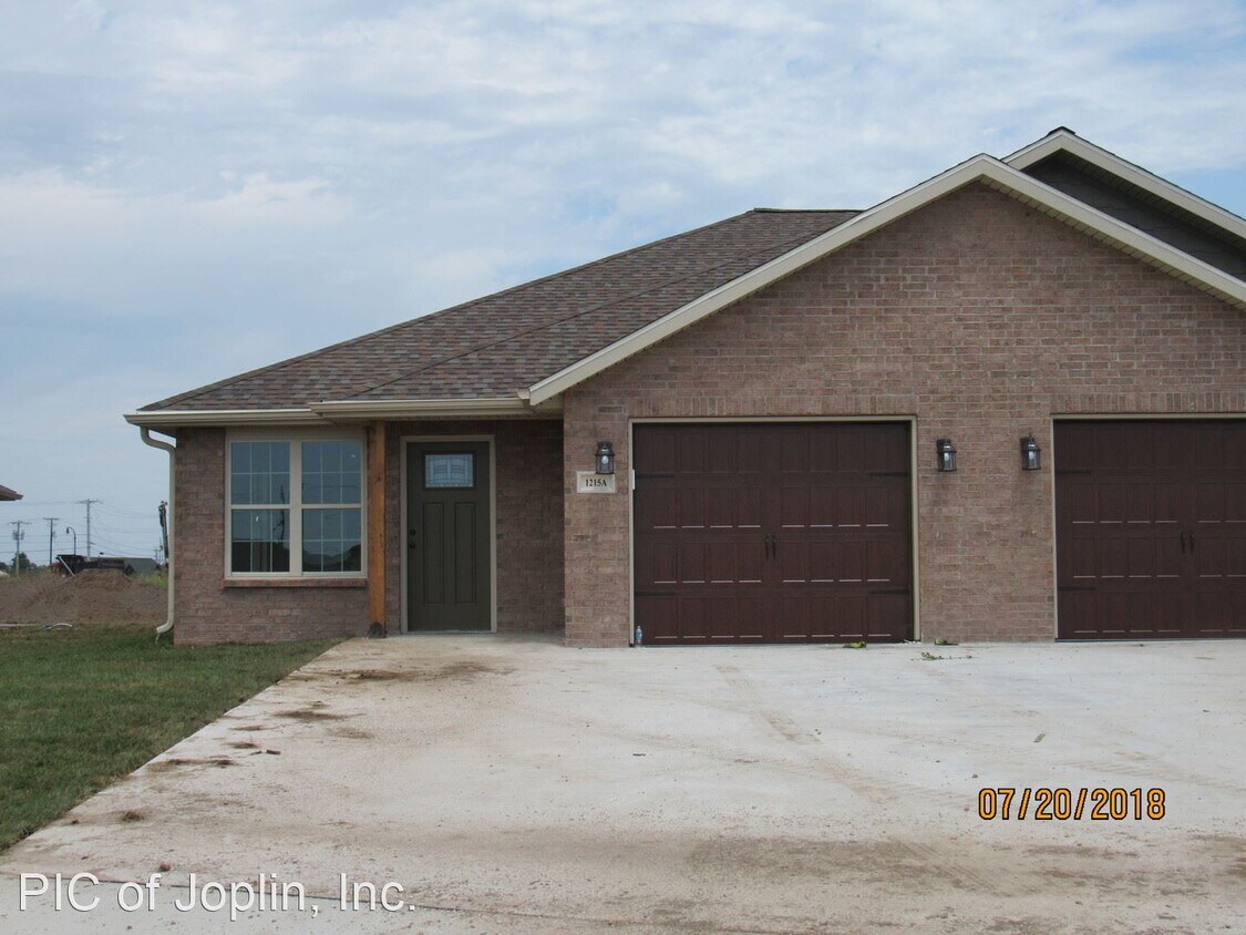 Primary Photo - 1215 Montana Pl