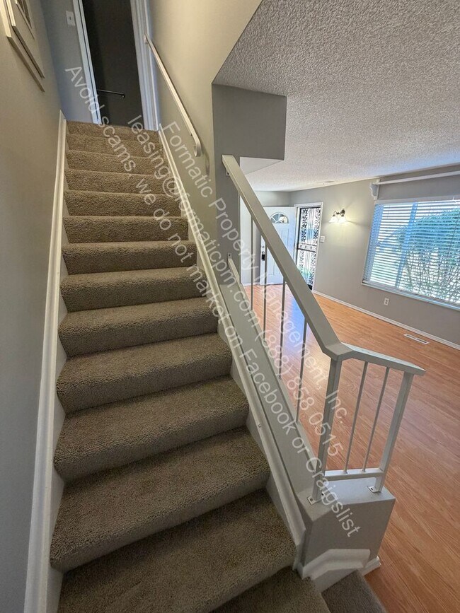 Foto del edificio - Pet Friendly - 3 Bedroom Home with Parking and a Comfortable Layout in Denver