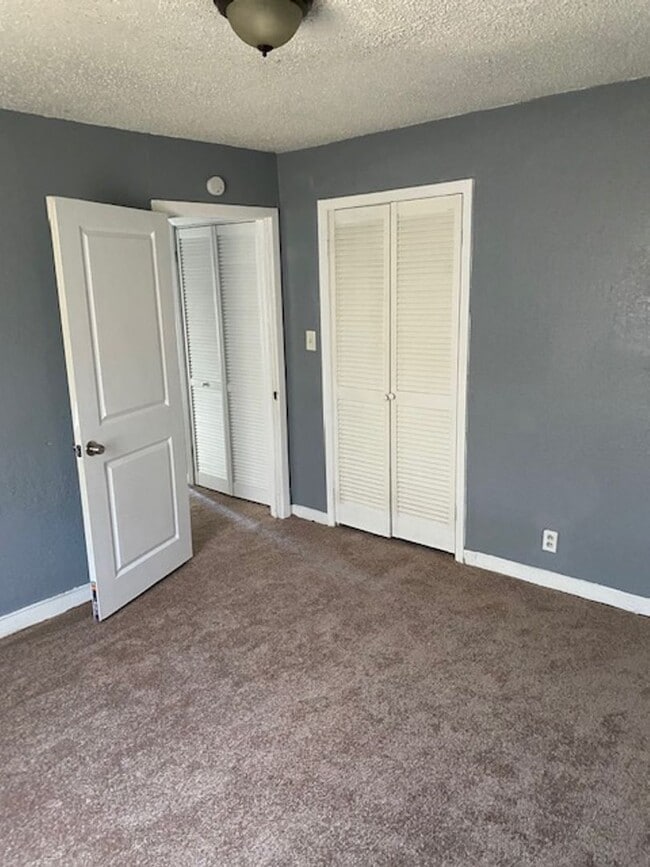 Building Photo - 2 BED 1 BATH HOUSE FOR LEASE