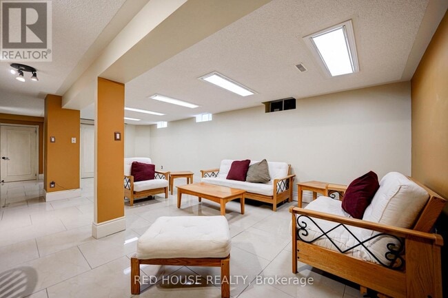 Building Photo - 4450 Mayflower Dr