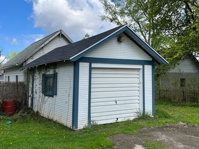 Building Photo - Three Bedroom Near Brookside Park