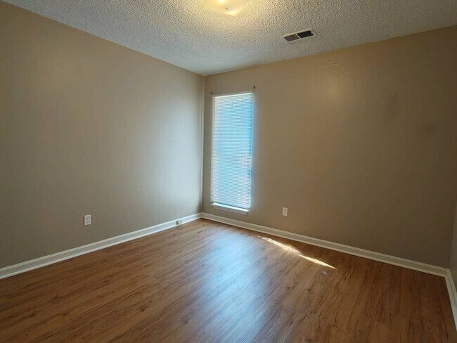 Foto del edificio - Renovated 3 Bedroom 2 Bath | River Oaks Area
