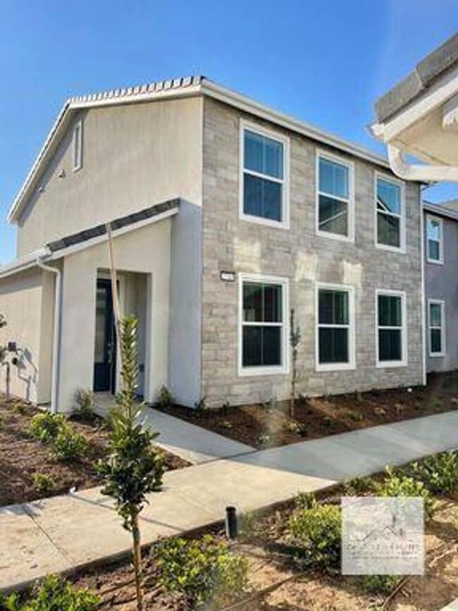 Building Photo - 2710 E Tamarind Dr