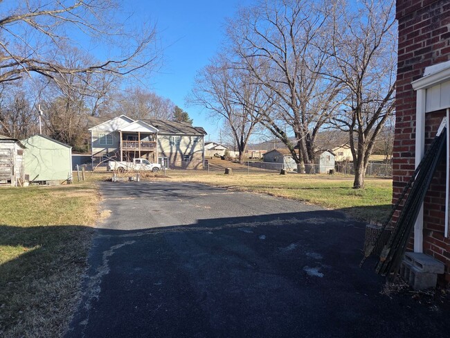 Building Photo - 3bedroom 1bath Ranch style home on level lot one story