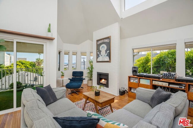 Foto del edificio - 24 Westwind St