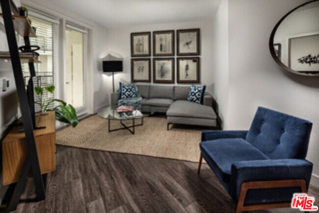 Foto del edificio - 687 S Hobart Blvd