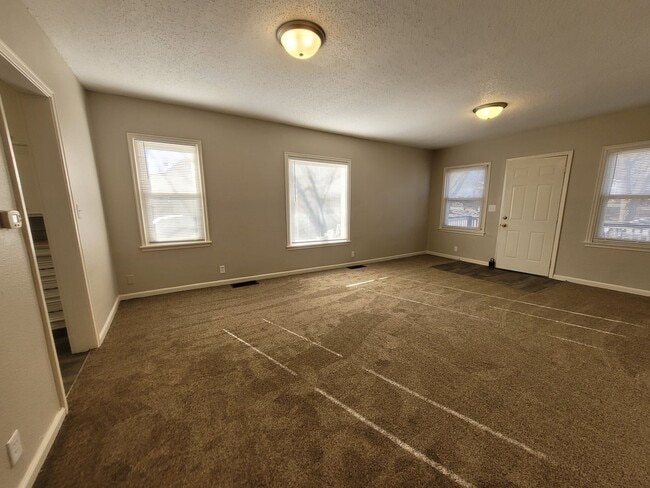 Building Photo - Pet Friendly 2 Bedroom Home with detached garage!