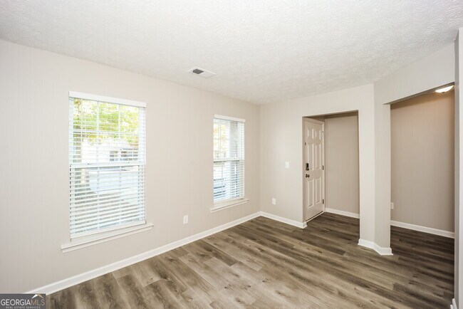Building Photo - 9525 Lakeview Rd