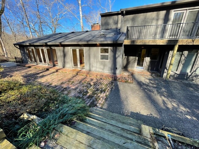 Building Photo - Glenview Hills HUGE 3 Bedroom 2.5 Bath Hom...
