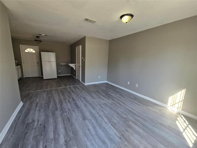 Building Photo - 4104 Lone Oak Dr