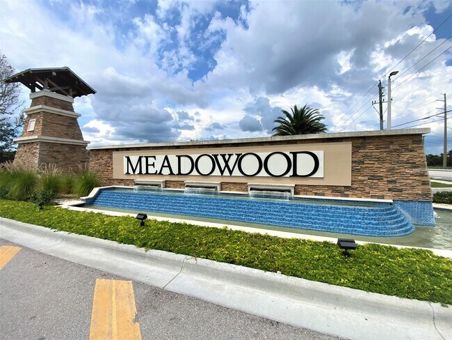 Building Photo - ** MEADOWOOD ** 3 BED / 2.5 BATH - TOWNHOM...