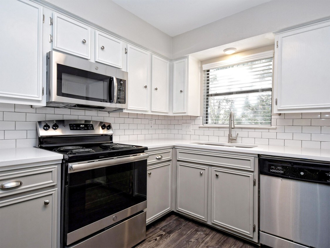 Foto principal - 6102 Hill Forest Dr