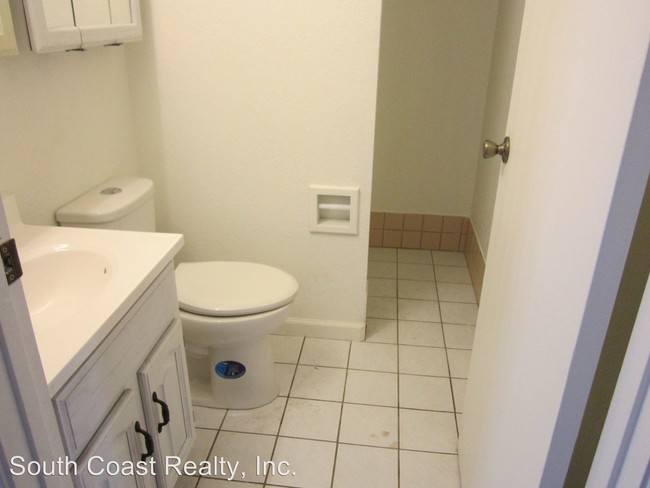 Building Photo - 4986 Rhoads Ave
