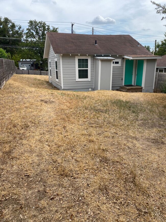 Foto del edificio - Beautiful East Austin Bungalow