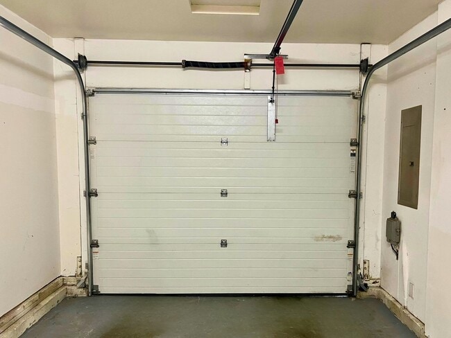 Building Photo - (WES) Spacious 2-Bed, 2-Bath Condo with Lo...