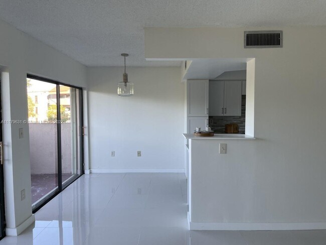 Foto del edificio - 5700 SW 127th Ave